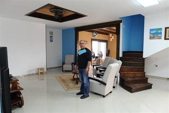 ����� ����