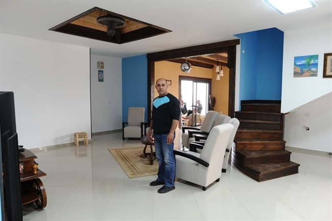 ����� ����